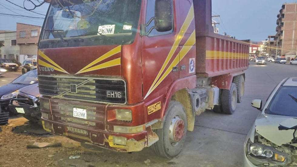Un anciano es arrollado por recoger su sombrero