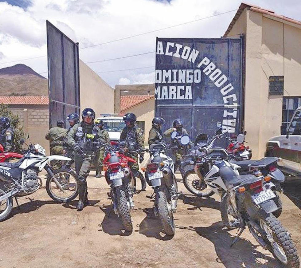 Trasladan a reos fuertemente custodiados al penal de Uyuni