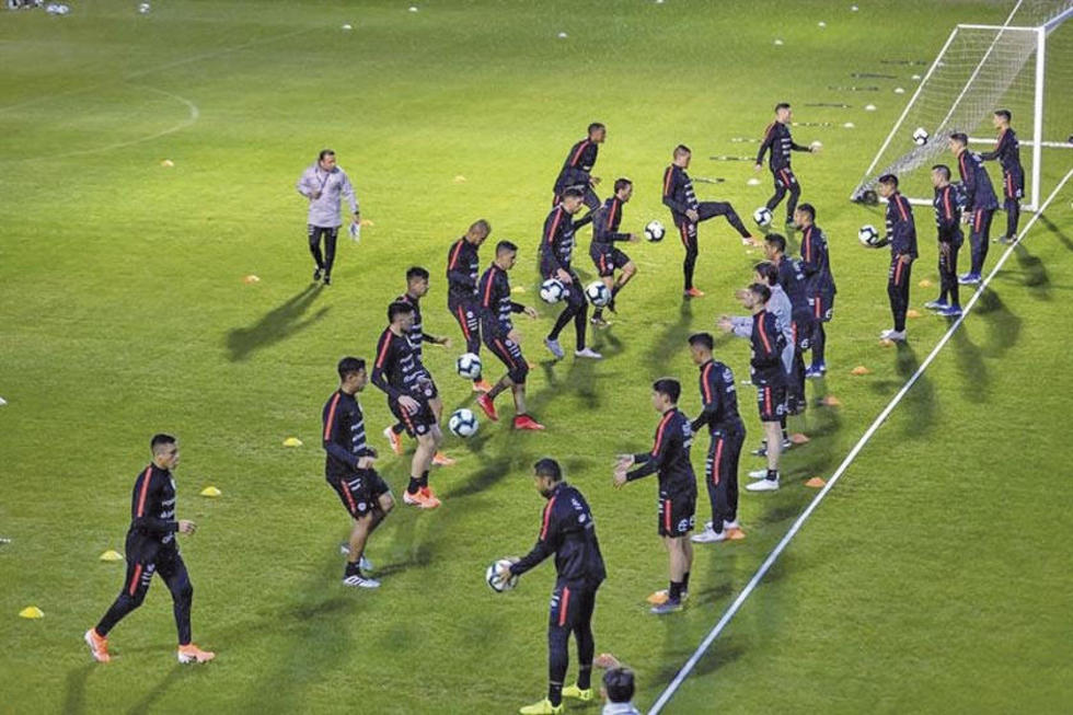 Chile entrena bajo la lluvia en Porto Alegre