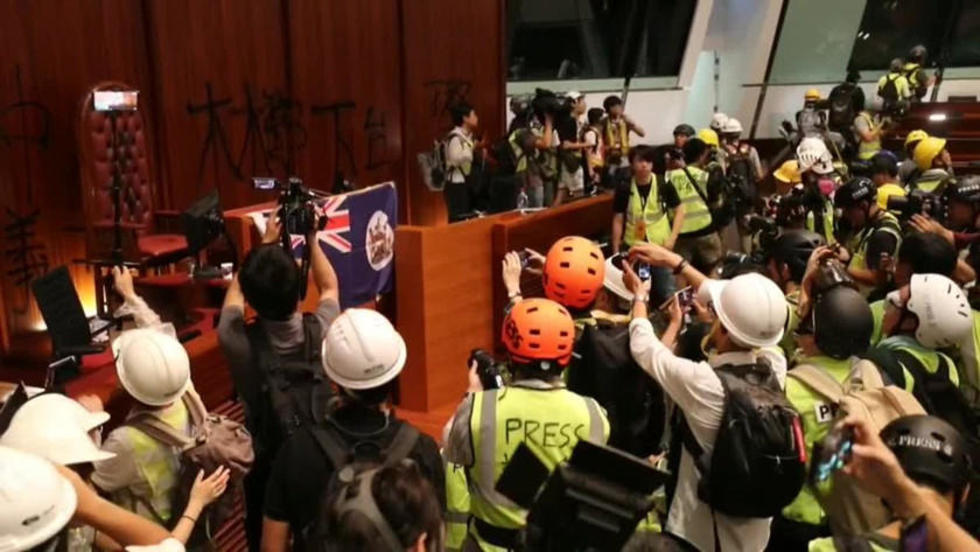 Marcha de Hong Kong acaba en inédita ocupación al Parlamento