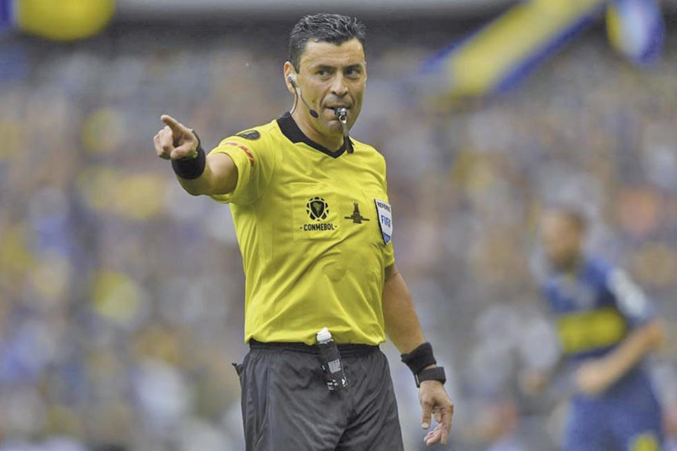 El chileno Tobar dirigirá la final Brasil-Perú