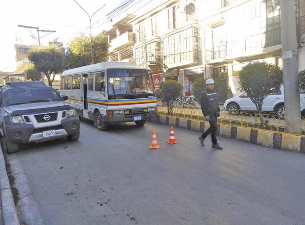 Cierran las calles como si fueran agentes de tránsito