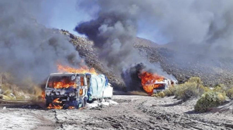 Oruro: convoy de camiones con contrabando rompe cerco militar