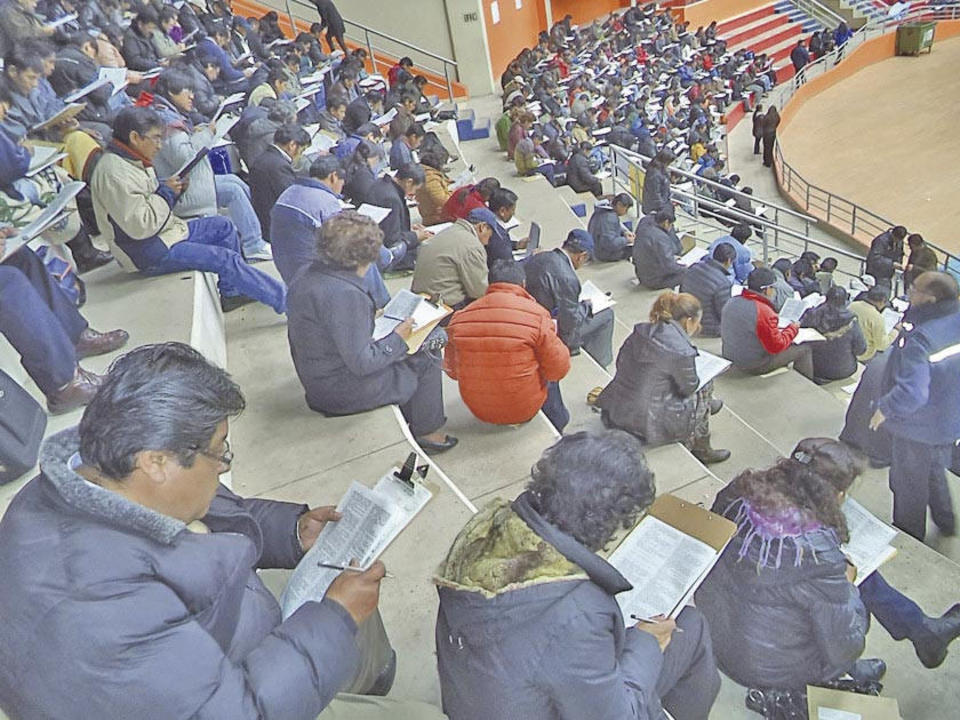 Más maestros se concentran en sede Potosí para examen