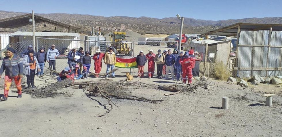 Trabajadores de Cartelone exigen pago de sueldos