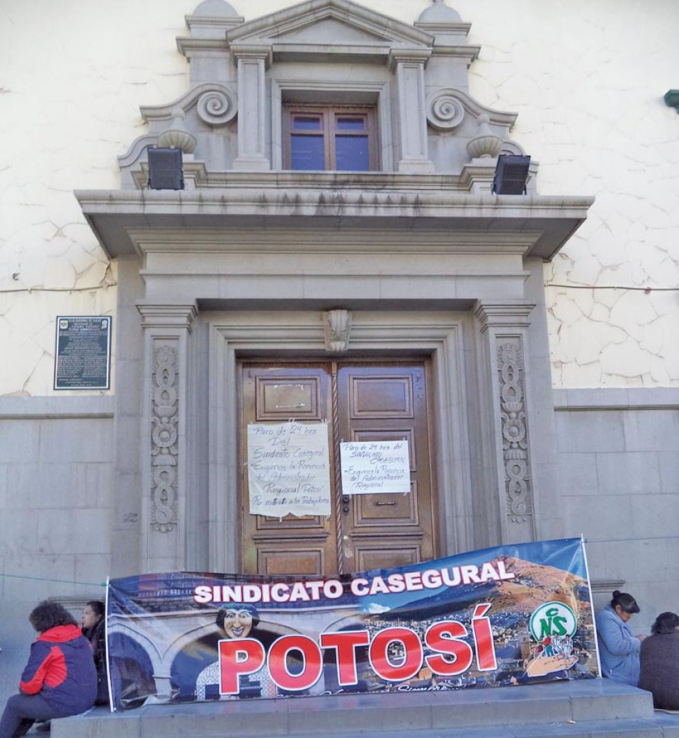 Casegural para y pide renuncia del gerente