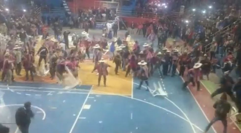 Evo les jala las orejas a sus militantes y les cuestiona que se agarren a chicotazos por curules