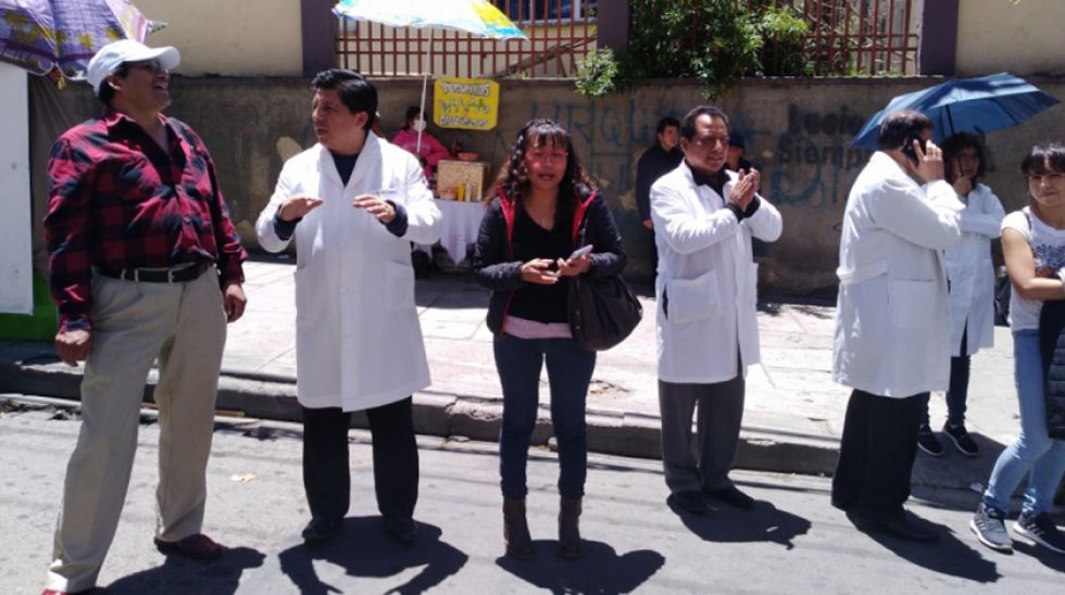 Médicos van al diálogo con el Gobierno y se declaran en emergencia