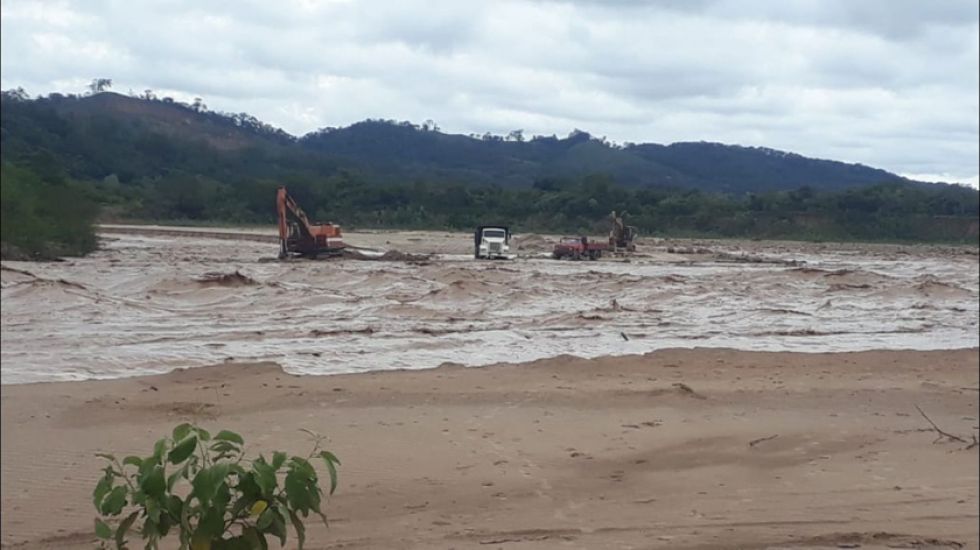 Crecida del río Piraí atrapa a máquinas en Limoncito