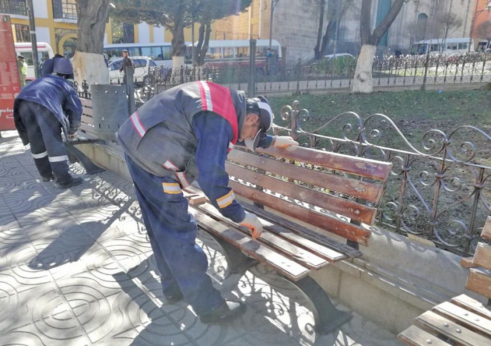 Inician mantenimiento de las bancas de la plaza 10 de Noviembre