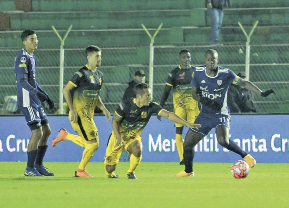 Royal Pari debutó con una victoria de local 