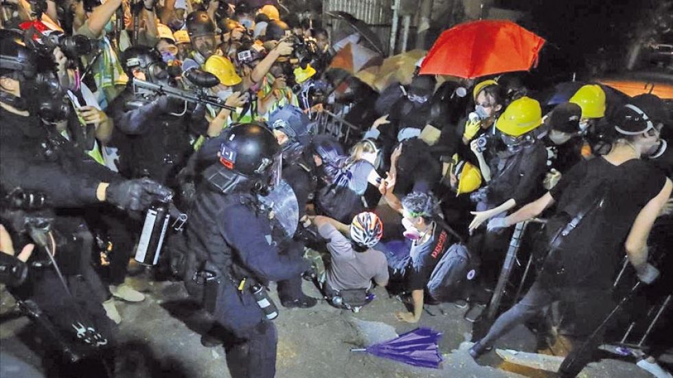 Policía y manifestantes se enfrentan en Hong Kong