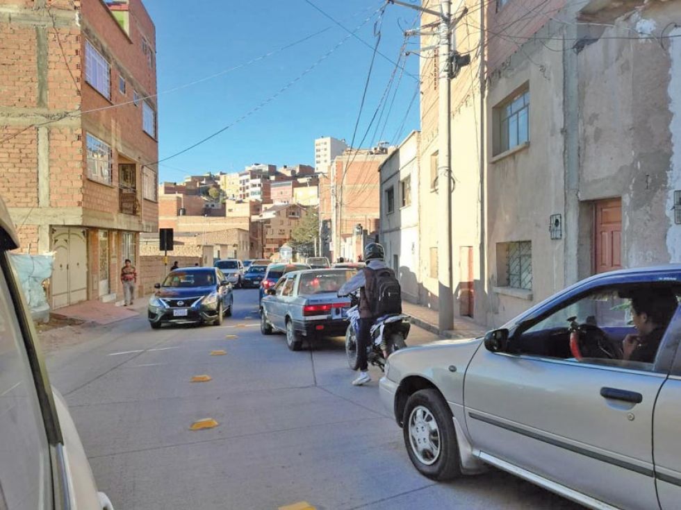 Vehículos en dos lavados  congestionan el tráfico