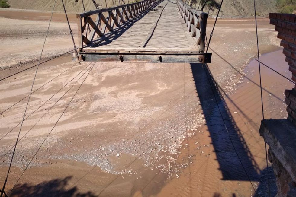 Se cayó un  pedazo del puente  colgante