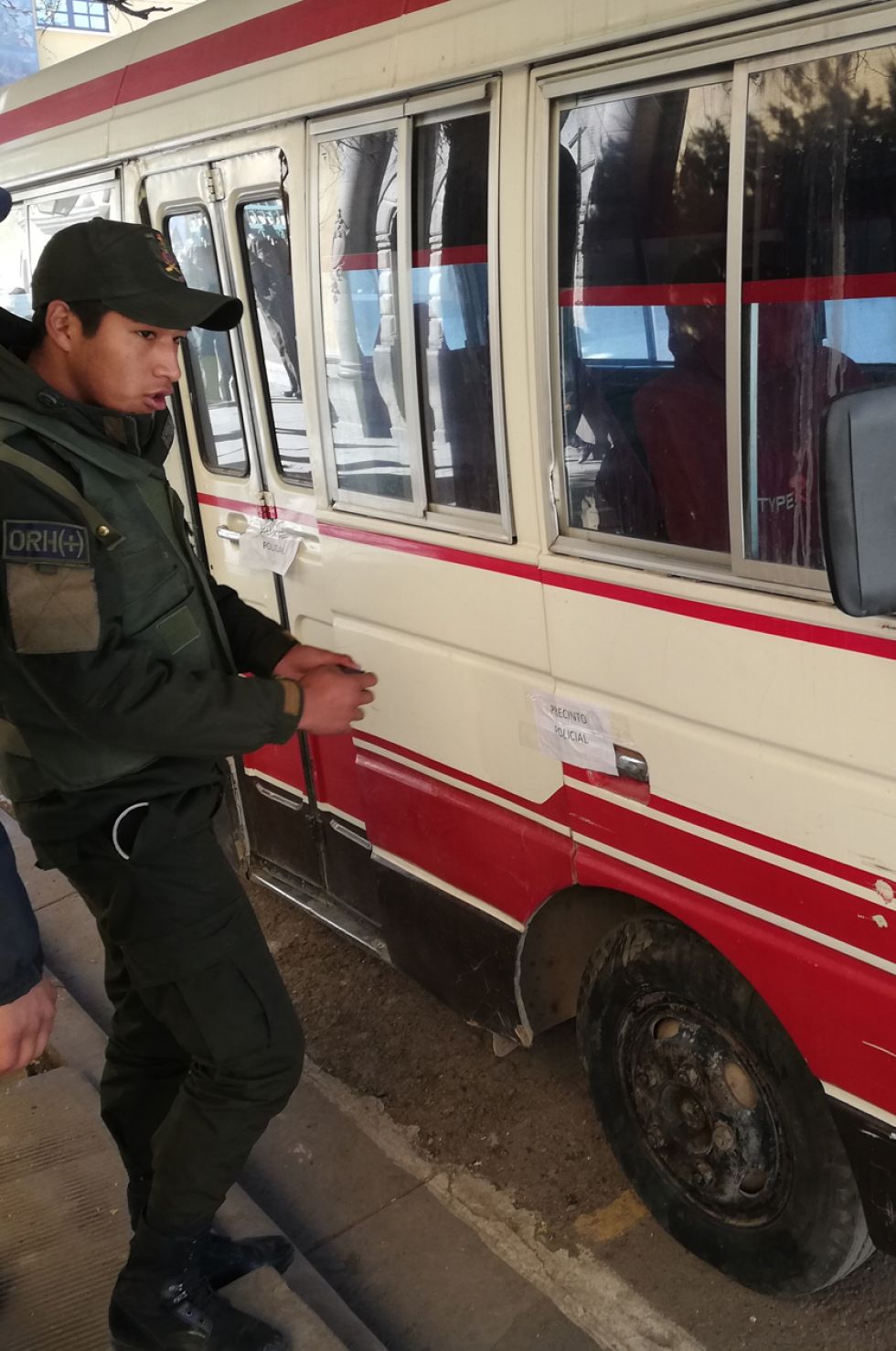 Felcc recupera microbús que fue robado y empeñado