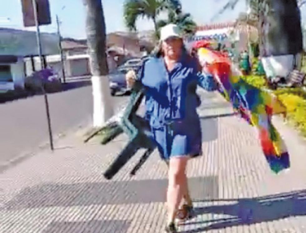 Video muestra a una mujer que retiró wiphalas de la plaza central de Montero