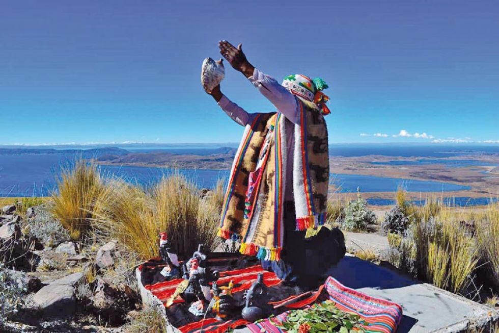 Yatiri que realizaba una ofrenda a la Pachamama cae a precipicio y muere