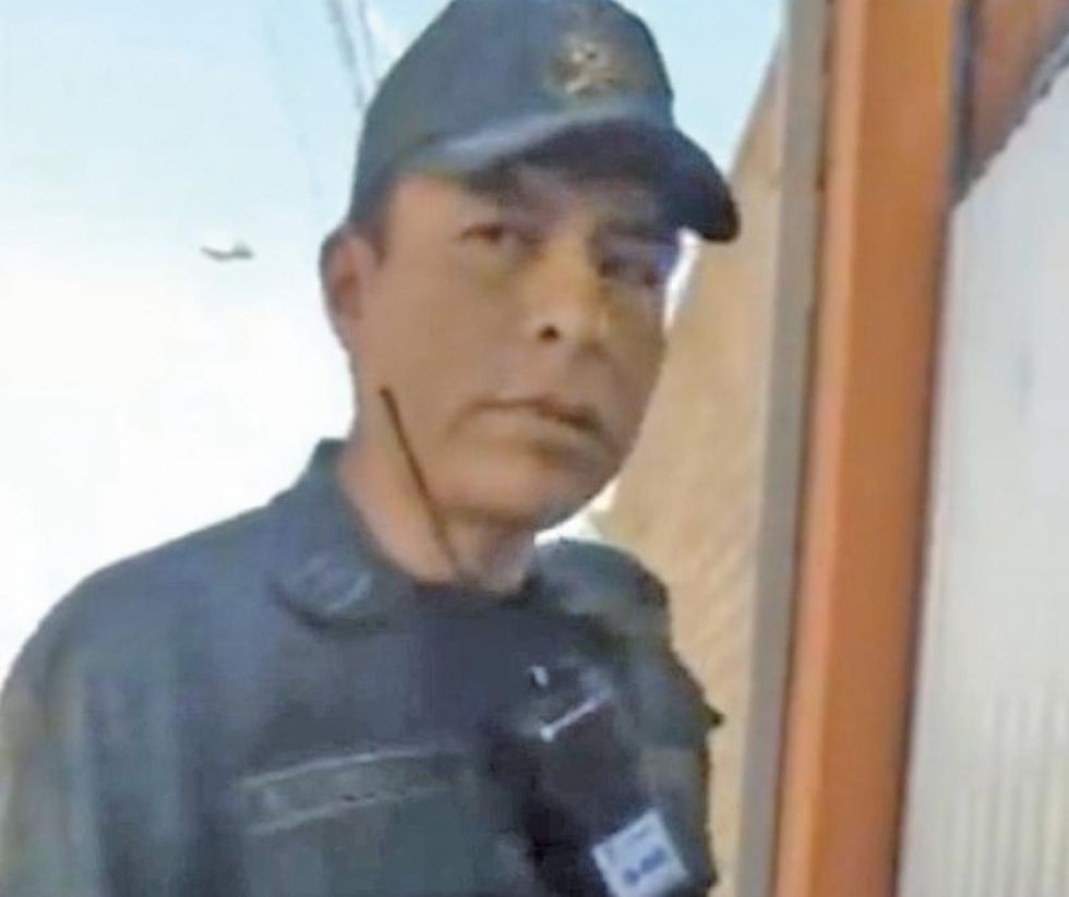 Procesan a policía que roció gas pimienta a dos niños