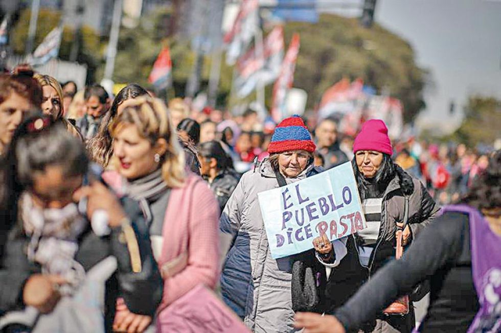 Macri suspende el IVA para la canasta básica