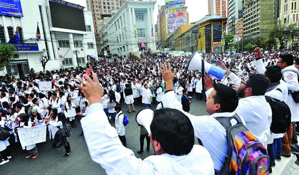 Jubilados, Magisterio y Adepcoca se suman al paro de los médicos