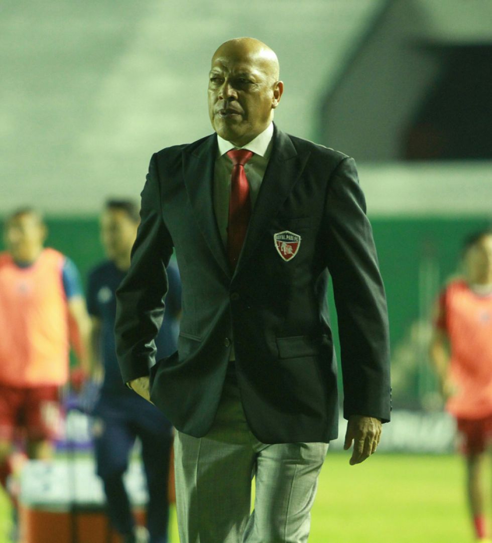 Mosquera dejó de ser el técnico de Royal Pari
