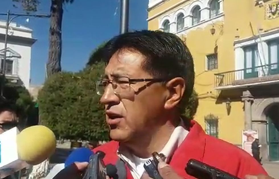 Anuncian denuncia por discriminación al ministro de Obras Públicas