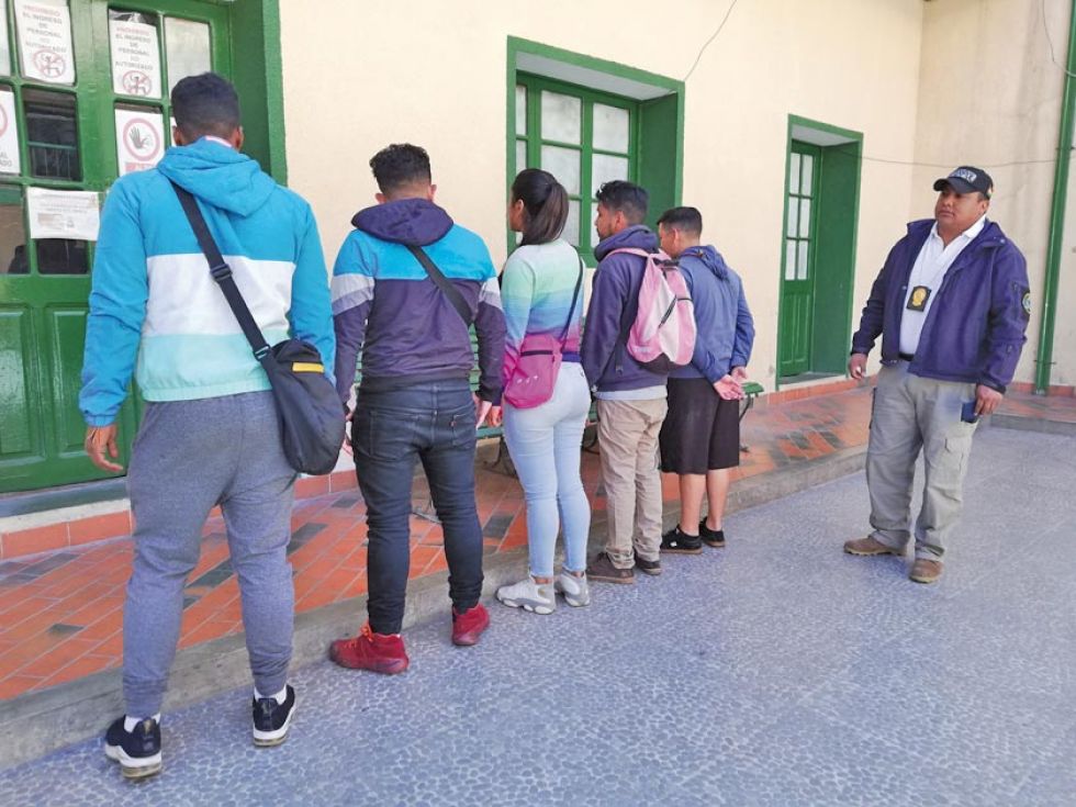 Venezolanos obligaban a las personas a comprar sus billetes