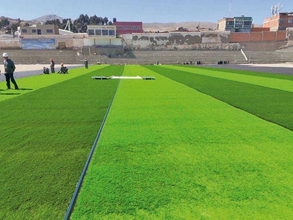 El estadio “Potosí” empieza a cambiar de imagen con el colocado del césped sintético