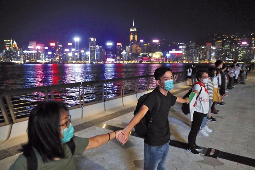 Miles se toman de las manos  en Hong Kong