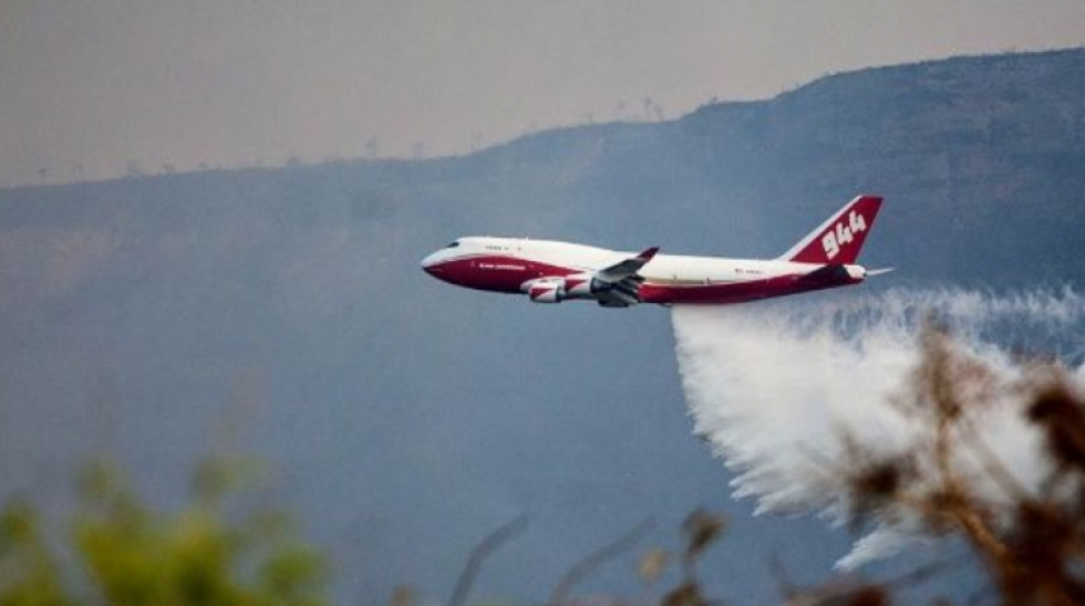 Tras la primera descarga, el Supertanker se prepara para sofocar Tucabaca