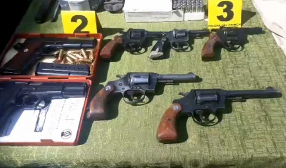 Capturan a dos sujetos y secuestran armas de fuego en El Alto