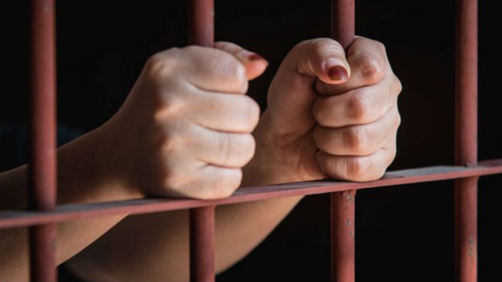 Envían a la cárcel a la madre denunciada de envenenar a sus 3 hijos 
