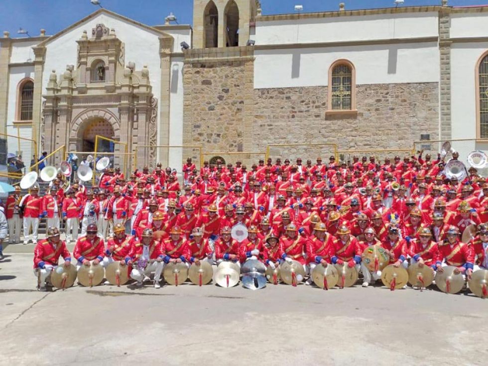 La banda intercontinental Poopó llega a Ch'utillos tras gira por varios países