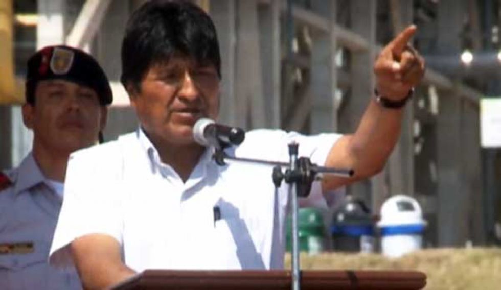 Morales dice que "algunos jóvenes pagados" incendian por razones políticas