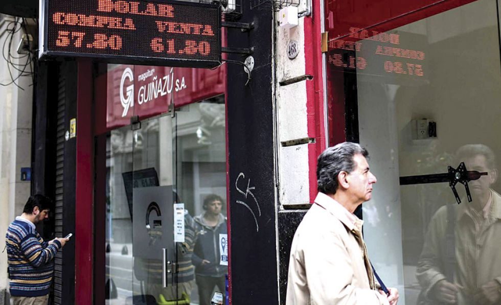 Argentina impone límites para la compra de divisas