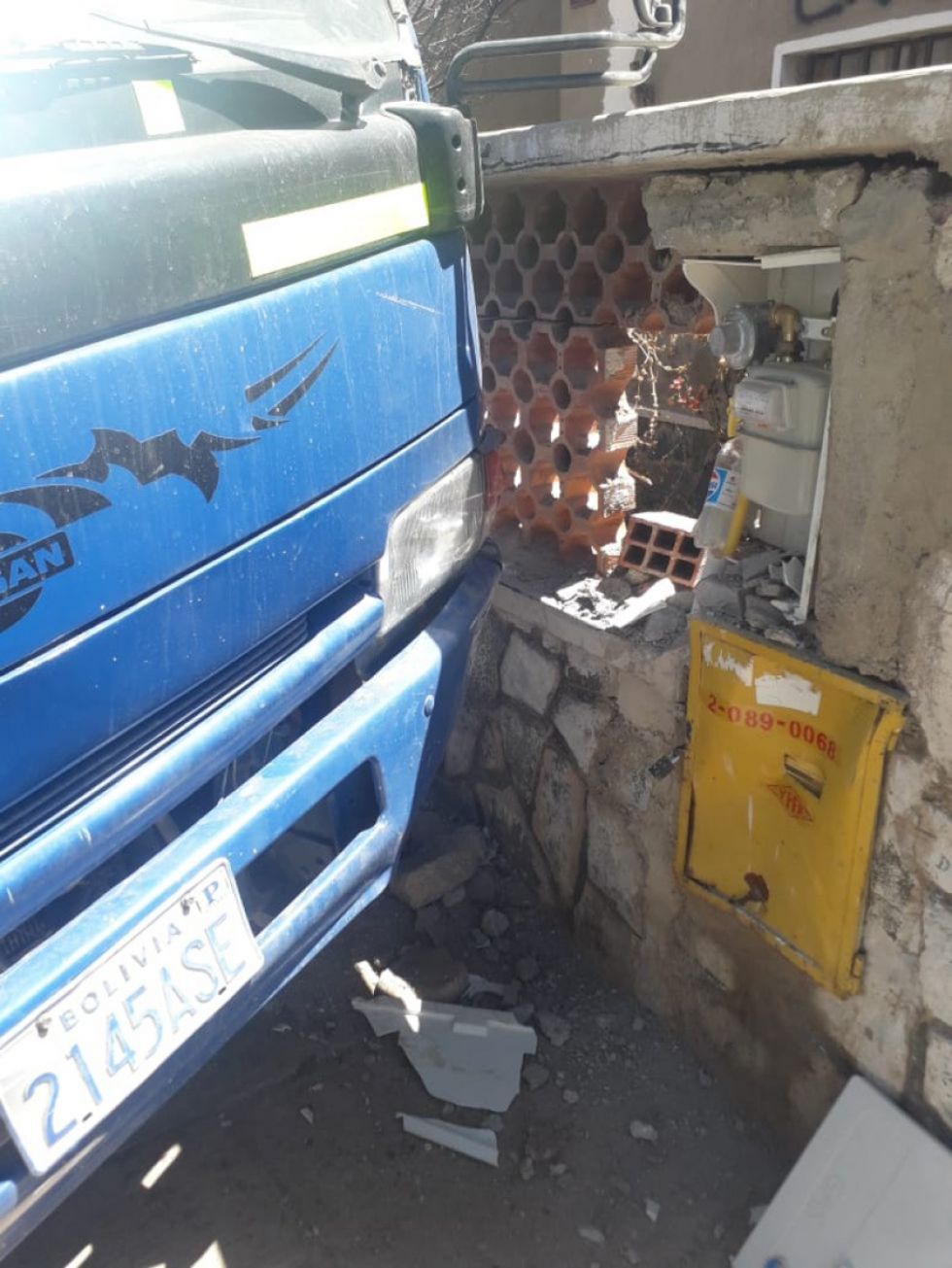 Vehículo sin chofer se desliza y choca contra una casa