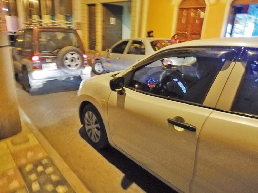 Chofer de un taxi usa celular mientras conduce