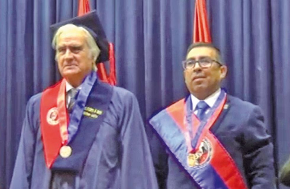 UATF otorga título honoris causa a Carlos Escudero