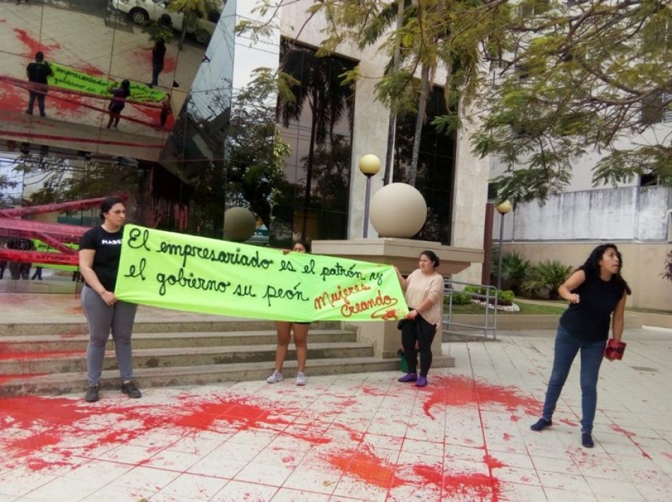 Arrojan pintura a la Cainco y la responsabilizan por el fuego en la Chiquitania