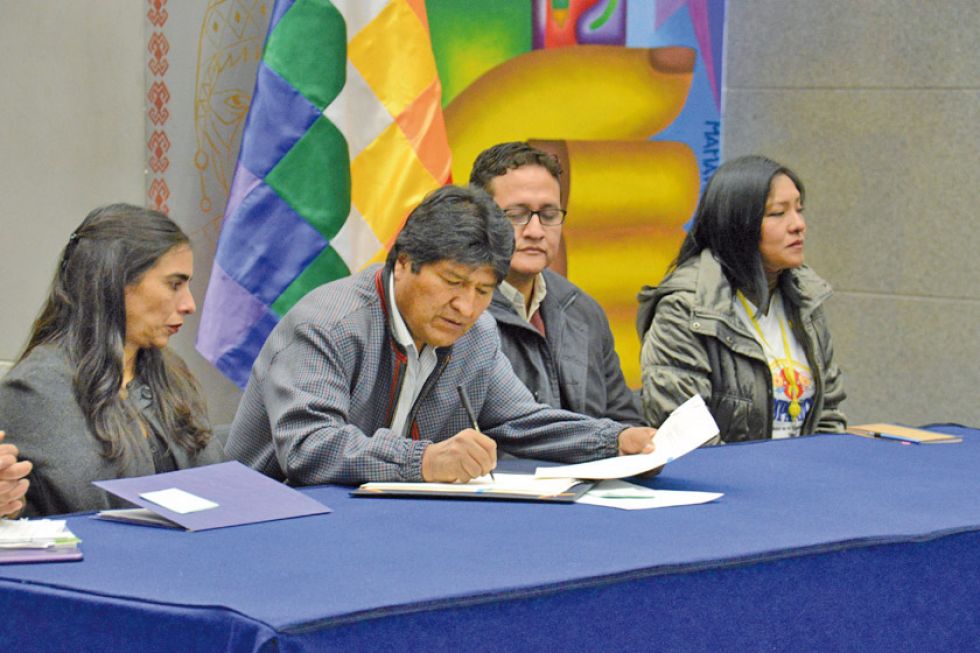 Evo Morales promulga la Ley del Cáncer y reclama falta de apoyo