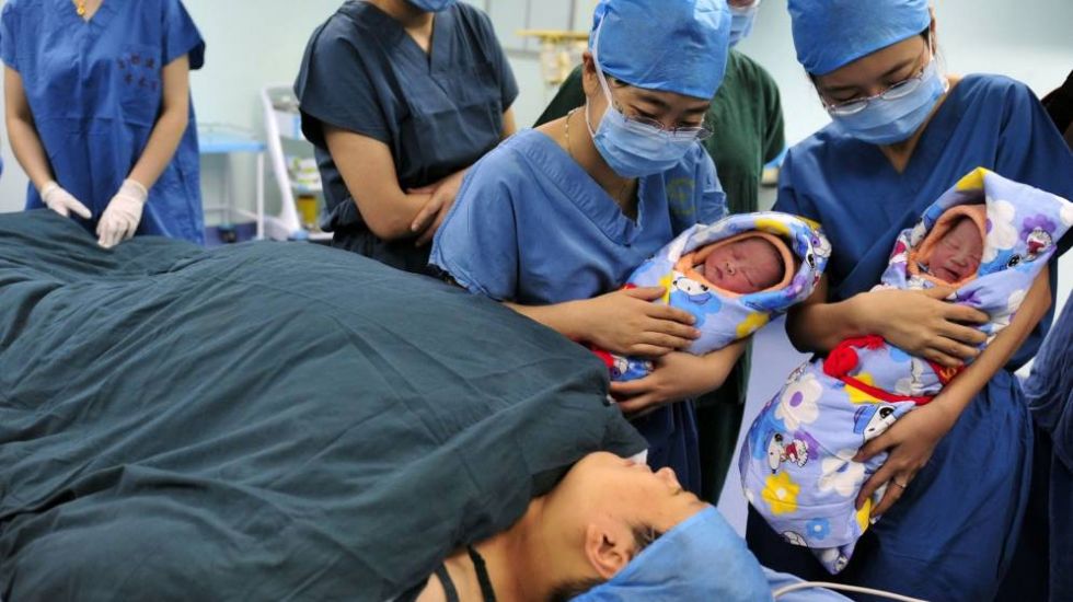 En la India, mujer da a luz a gemelas