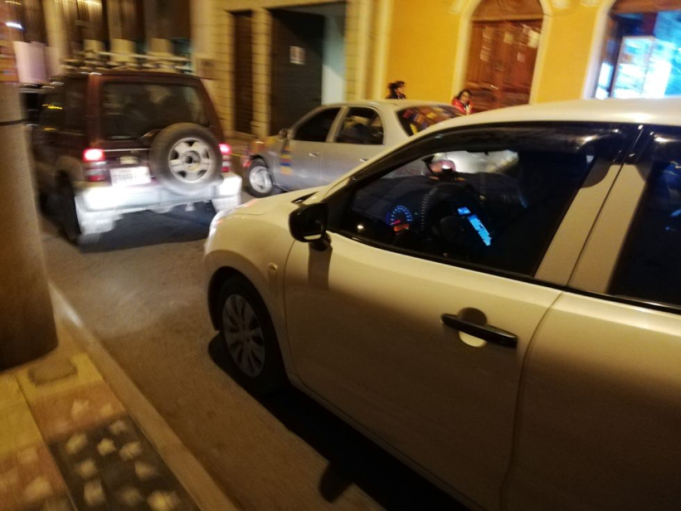 Choferes usan celular y mientras manejan