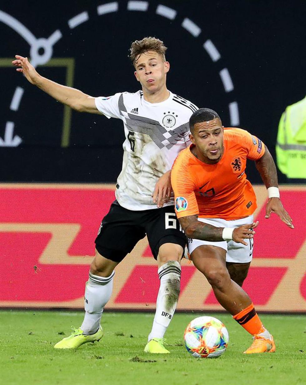 Holanda sorprende a Alemania en su casa