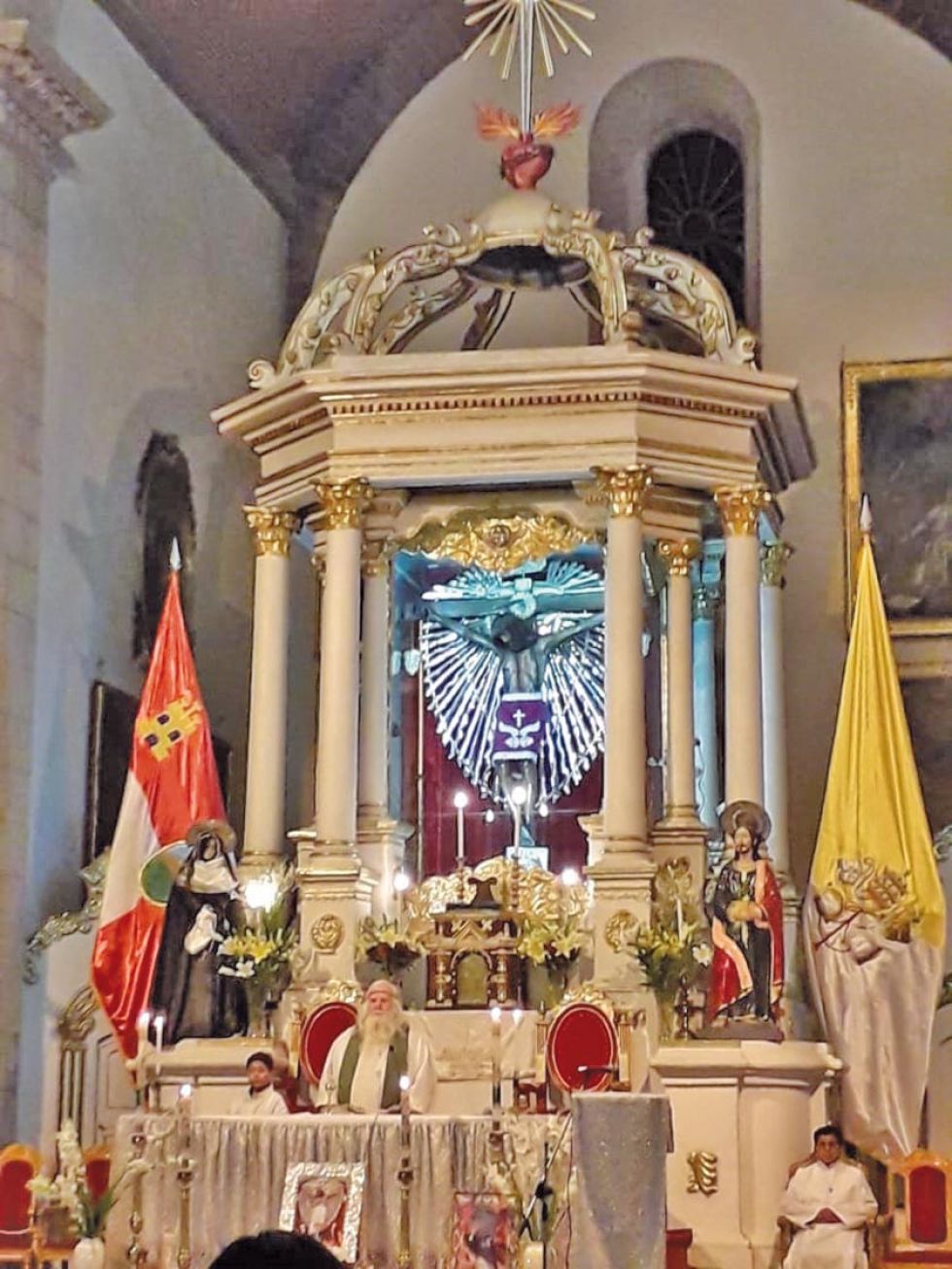 Devotos participan en las novenas de la Vera Cruz 