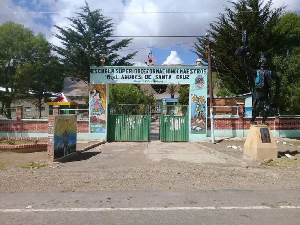 Aprueban recursos para dotar de un paraninfo a la normal de Chayanta