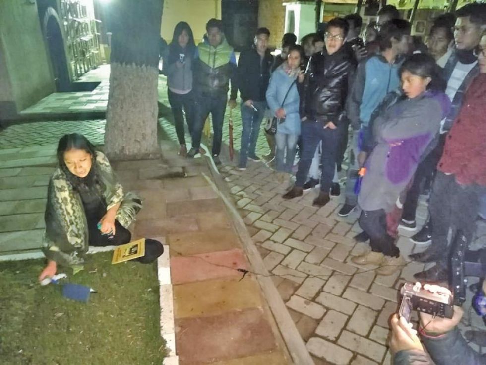 Con truenos el cementerio recibió a los visitantes en la noche de crónicas