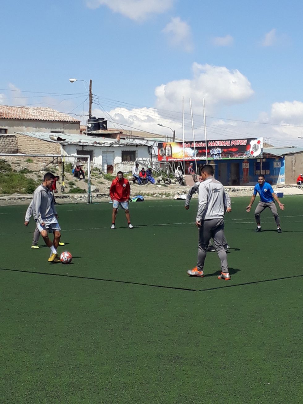 Nacional se mide a un rival directo por la cima