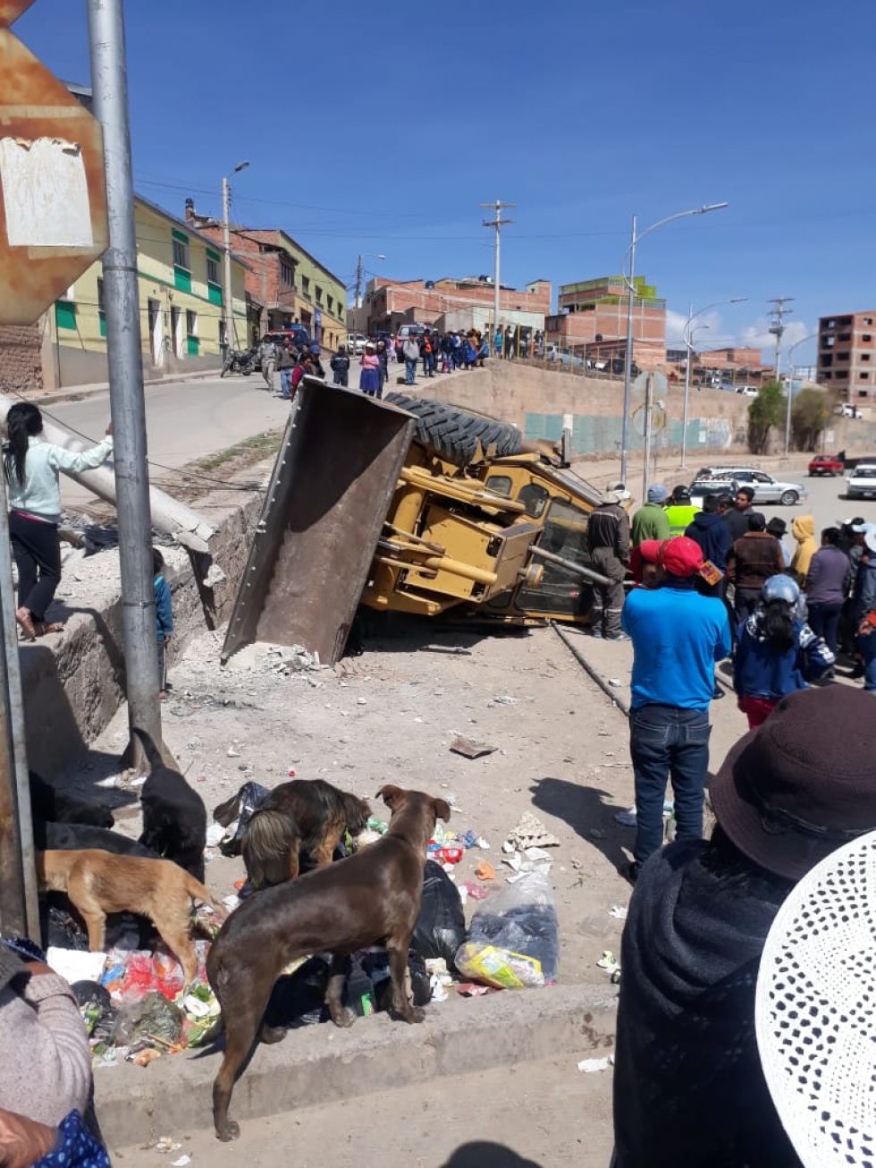 Accidente de maquinaria pesada en la zona cementerio