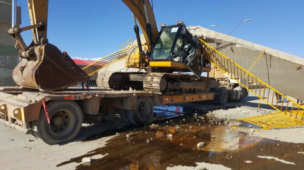 Oruro: una pasarela cayó sobre un camión que transportaba un tractor 