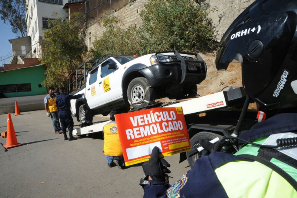 Grúa policial levanta autos estacionados en las aceras